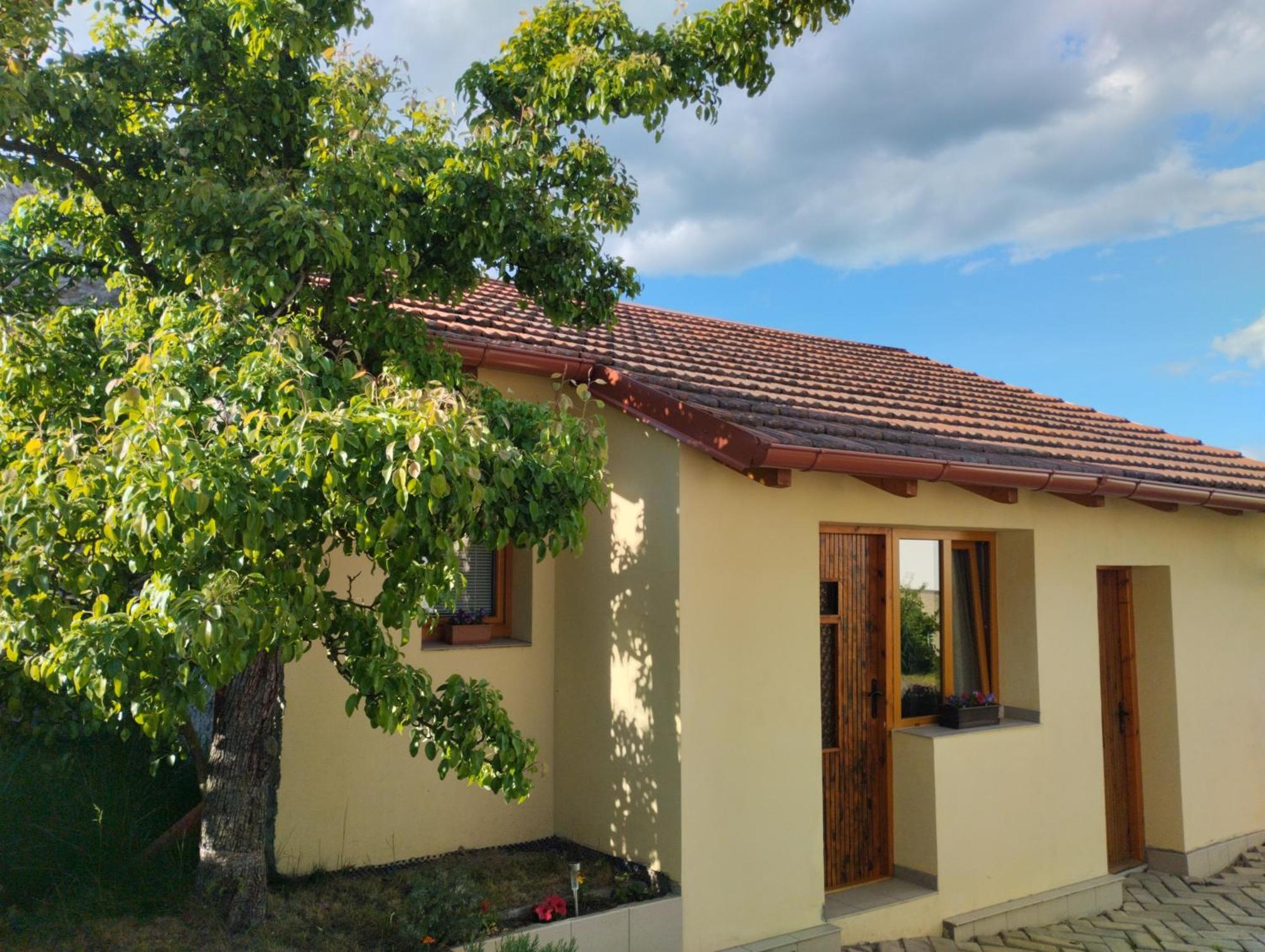 Male Utulne Studio S Koupelnou A Kuchynkou Svinarov Exterior photo